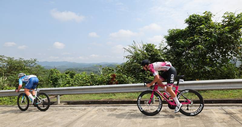 (250409) -- BAOTING, April 9, 2025 -- Redmond Connolly (R) of Wuzhishan SCOM MVMT Cycling Team competes during Stage 3 at the 16th Tour of Hainan cycling race from Lingshui to Baoting, south China s Hainan Province, April 9, 2025. ) (SP)CHINA-HAINAN-BAOTING-CYCLING-TOUR OF HAINAN (CN) YangxGuanyu 