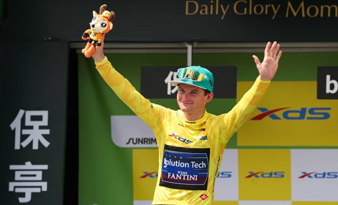 Sport Bilder des Tages (250409) -- BAOTING, April 9, 2025 -- Kyrylo Tsarenko of Solution Tech Vini Fantini celebrates in the yellow jersey during the awarding ceremony after Stage 3 at the 16th Tour of Hainan cycling race from Lingshui to Baoting, south China s Hainan Province, April 9, 2025. ) (SP)CHINA-HAINAN-BAOTING-CYCLING-TOUR OF HAINAN (CN) YangxGuanyu 