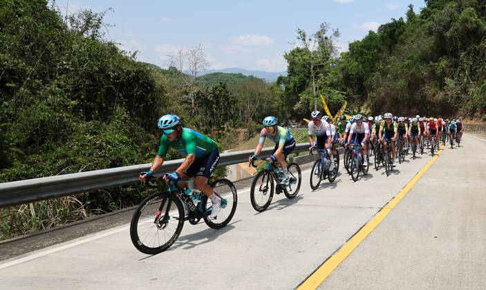 (250409) -- BAOTING, April 9, 2025 -- Cyclists compete during Stage 3 at the 16th Tour of Hainan cycling race from Lingshui to Baoting, south China s Hainan Province, April 9, 2025. ) (SP)CHINA-HAINAN-BAOTING-CYCLING-TOUR OF HAINAN (CN) YangxGuanyu 