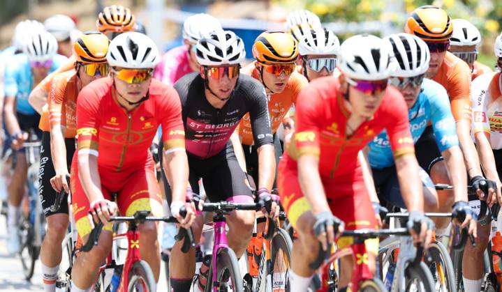 (250409) -- BAOTING, April 9, 2025 -- Cyclists compete during Stage 3 at the 16th Tour of Hainan cycling race from Lingshui to Baoting, south China s Hainan Province, April 9, 2025. ) (SP)CHINA-HAINAN-BAOTING-CYCLING-TOUR OF HAINAN (CN) YangxGuanyu 
