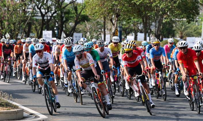 (250409) -- BAOTING, April 9, 2025 -- Cyclists compete during Stage 3 at the 16th Tour of Hainan cycling race from Lingshui to Baoting, south China s Hainan Province, April 9, 2025. ) (SP)CHINA-HAINAN-BAOTING-CYCLING-TOUR OF HAINAN (CN) YangxGuanyu 
