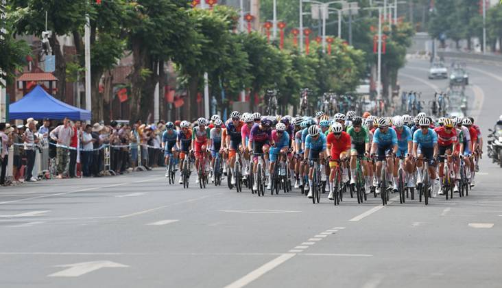(250409) -- BAOTING, April 9, 2025 -- Cyclists compete during Stage 3 at the 16th Tour of Hainan cycling race from Lingshui to Baoting, south China s Hainan Province, April 9, 2025. ) (SP)CHINA-HAINAN-BAOTING-CYCLING-TOUR OF HAINAN (CN) YangxGuanyu 