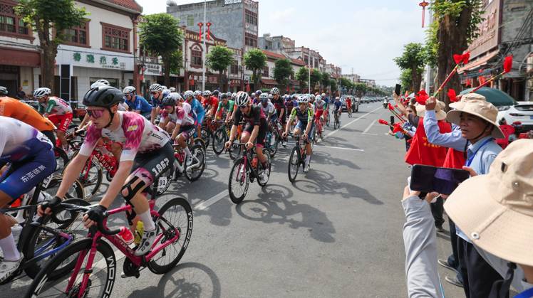 (250409) -- BAOTING, April 9, 2025 -- Cyclists compete during Stage 3 at the 16th Tour of Hainan cycling race from Lingshui to Baoting, south China s Hainan Province, April 9, 2025. ) (SP)CHINA-HAINAN-BAOTING-CYCLING-TOUR OF HAINAN (CN) YangxGuanyu 