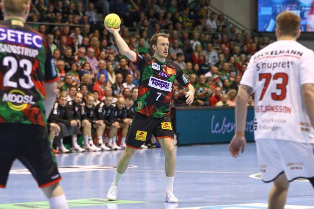 10 04 2025, xgox, Handball Daikin HBL, SC Magdeburg HC Erlangen emspor, v l Felix Claar Magdeburg, 7 am Ball, plays the ball Magdeburg