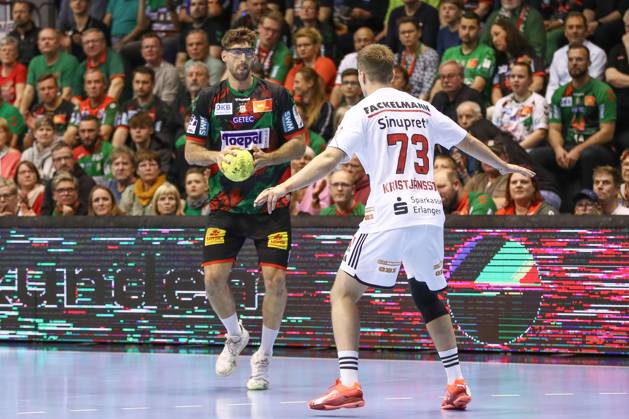 10 04 2025, xgox, Handball Daikin HBL, SC Magdeburg HC Erlangen emspor, v l Antonio Serradilla Cuenca Magdeburg, 15 , Viggo Kristjansson Erlangen, 73 duel, duel, fight, tackle Magdeburg