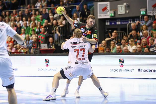 10 04 2025, xgox, Handball Daikin HBL, SC Magdeburg HC Erlangen emspor, v l Philipp Weber Magdeburg, 20 , Maciej Gebala Erlangen, 77 duel, duel, fight, tackle Magdeburg