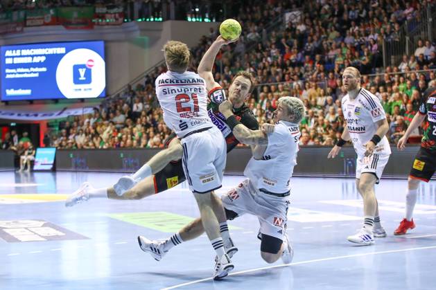 10 04 2025, xgox, Handball Daikin HBL, SC Magdeburg HC Erlangen emspor, v l Christopher Bissel Erlangen, 21 , Felix Claar Magdeburg, 7 , Marek Nissen Erlangen, 6 duel, duel, fight, tackle Magdeburg