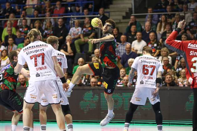 10 04 2025, xgox, Handball Daikin HBL, SC Magdeburg HC Erlangen emspor, v l Antonio Serradilla Cuenca Magdeburg, 15 throws goal, Torschuetze, scores goal, Treffer, scores the goal Magdeburg