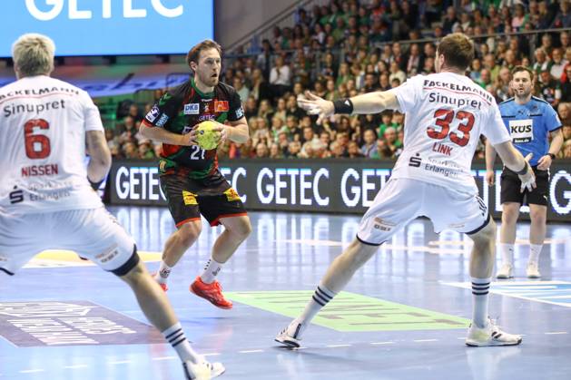 10 04 2025, xgox, Handball Daikin HBL, SC Magdeburg HC Erlangen emspor, v l Albin Lagergren Magdeburg, 21 , Nikolai Link Erlangen, 33 duel, duel, fight, tackle Magdeburg