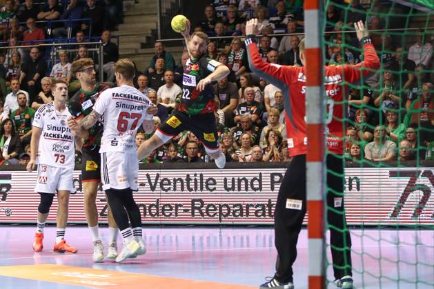 10 04 2025, xgox, Handball Daikin HBL, SC Magdeburg HC Erlangen emspor, v l Lukas Mertens Magdeburg, 22 throws goal, Torschuetze, erzielt Tor, Treffer, scores the goal Magdeburg