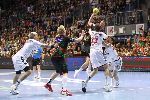 10 04 2025, xgox, Handball Daikin HBL, SC Magdeburg HC Erlangen emspor, v l Marek Nissen Erlangen, 6 , Magnus Saugstrup Magdeburg, 23 , Nikolai Link Erlangen, 33 , Felix Claar Magdeburg, 7 , Mils Kos Erlangen, 5 duel, duel, fight, tackle Magdeburg