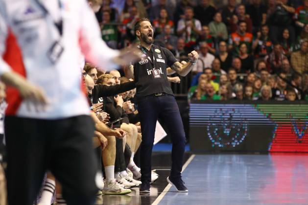 10 04 2025, xgox, Handball Daikin HBL, SC Magdeburg HC Erlangen emspor, v l Bennet Wiegert Magdeburg, coach jubilation, goal jubilation, celebrate the goal, celebration Magdeburg