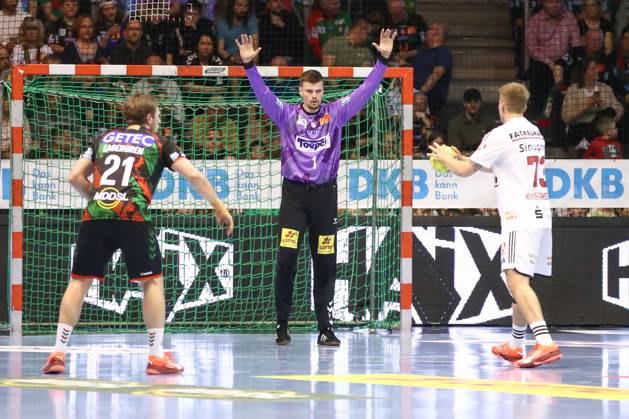 10 04 2025, xgox, Handball Daikin HBL, SC Magdeburg HC Erlangen emspor, v l Sergey Hernandez Ferrer Magdeburg, 1 on a seven-meter penalty against Viggo Kristjansson Erlangen, 73 Magdeburg