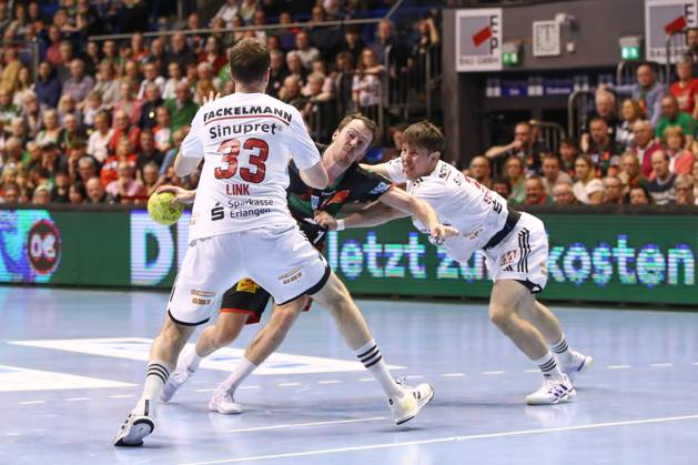 10 04 2025, xgox, Handball Daikin HBL, SC Magdeburg HC Erlangen emspor, v l Nikolai Link Erlangen, 33 , Felix Claar Magdeburg, 7 , Florian Scheerer Erlangen, 10 duel, duel, fight, tackle Magdeburg