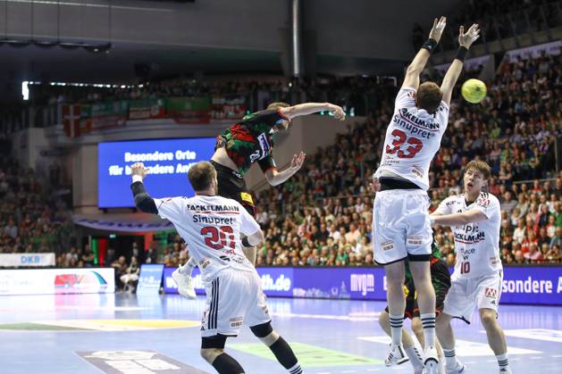 10 04 2025, xgox, Handball Daikin HBL, SC Magdeburg HC Erlangen emspor, v l Philipp Weber Magdeburg, 20 throws goal, Torschuetze, scores goal, Treffer, scores the goal Magdeburg