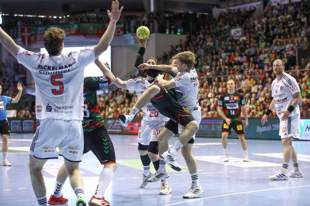 10 04 2025, xgox, Handball Daikin HBL, SC Magdeburg HC Erlangen emspor, v l Gisli Thorgeir Kristjansson Magdeburg, 10 , Christopher Bissel Erlangen, 21 duel, duel, fight, tackle Magdeburg