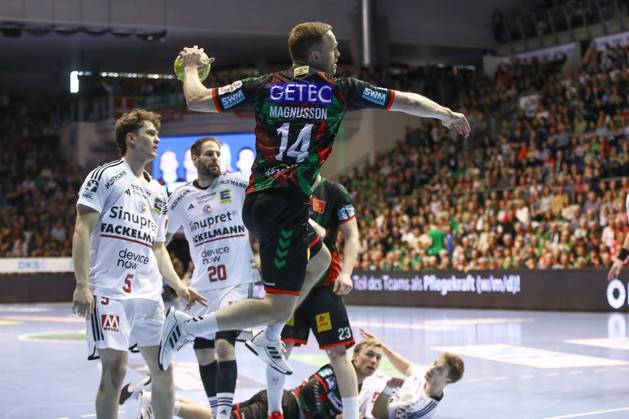 10 04 2025, xgox, Handball Daikin HBL, SC Magdeburg HC Erlangen emspor, v l Omar Ingi Magnusson Magdeburg, 14 throws goal, Torschuetze, scores goal, Treffer, scores the goal Magdeburg
