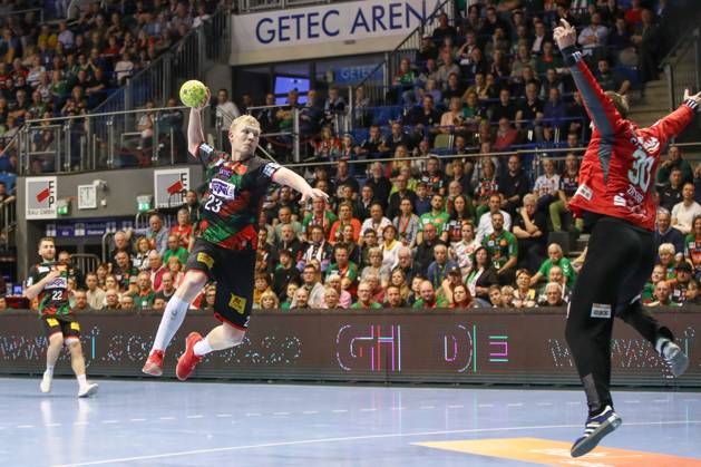 10 04 2025, xgox, Handball Daikin HBL, SC Magdeburg HC Erlangen emspor, v l Magnus Saugstrup Magdeburg, 23 throws goal, Torschuetze, scores goal, Treffer, scores the goal Magdeburg