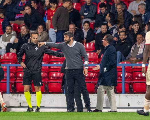 Gil Vicente FC v Vitoria SC - Liga Portugal Betclic Luis Freire, head coach of Vitoria SC, reacts during the Liga Portugal Betclic 2024 25 match between Gil Vicente FC and Vitoria SC at Estadio Cidade de Barcelos in Barcelos, Portugal, on April 11, 2025. Barcelos Portugal Copyright: xMiguelxLemosx originalFilename:lemos-ligaport250411_npsQJ