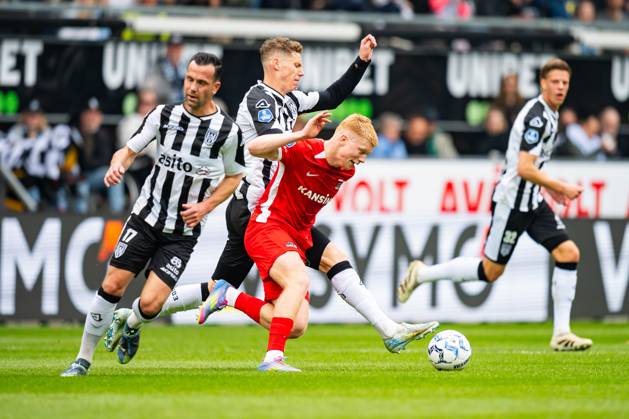 ALMELO, Stadium Asito, 13-04-2025 , season 2024 2025 , Dutch Eredivisie Football during the match Heracles - AZ , Heracles Almelo player Thomas Bruns AZ player Kees Smit Heracles Almelo player Suf Podgoreanu Heracles - AZ x28737234x Copyright: