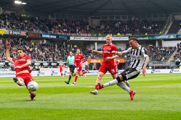 ALMELO, Stadium Asito, 13-04-2025 , season 2024 2025 , Dutch Eredivisie Football during the match Heracles - AZ , AZ player Alexandre Penetra AZ player Kees Smit Heracles Almelo player Mario Engels Heracles - AZ x28737888x Copyright: