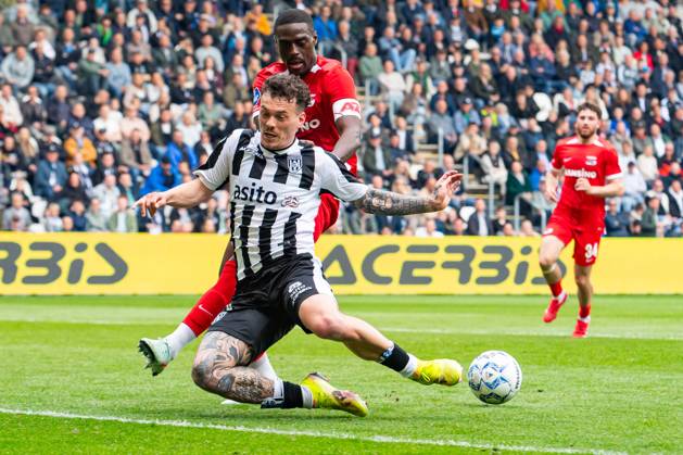 ALMELO, Stadium Asito, 13-04-2025 , season 2024 2025 , Dutch Eredivisie Football during the match Heracles - AZ , AZ player Bruno Martins Indi Heracles Almelo player Jizz Hornkamp Heracles - AZ x28738151x Copyright: