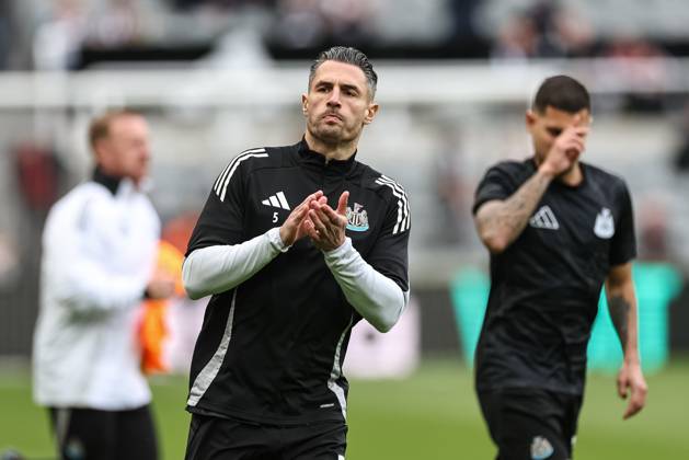 Premier League Newcastle United v Manchester United, ManU Fabian Schär of Newcastle United in the pregame warmup session during the Premier League match Newcastle United vs Manchester United at St. James s Park, Newcastle, United Kingdom, 13th April 2025 (Photo by Mark Cosgrove News Images) Newcastle St. James s Park Tyne and Wear United Kingdom Copyright: xMarkxCosgrove NewsxImagesx