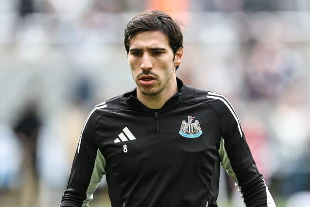 Premier League Newcastle United v Manchester United, ManU Sandro Tonali of Newcastle United in the pregame warmup session during the Premier League match Newcastle United vs Manchester United at St. James s Park, Newcastle, United Kingdom, 13th April 2025 (Photo by Mark Cosgrove News Images) Newcastle St. James s Park Tyne and Wear United Kingdom Copyright: xMarkxCosgrove NewsxImagesx