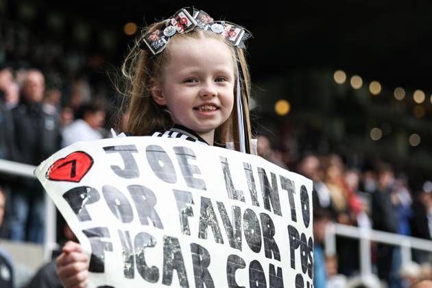 Premier League Newcastle United v Manchester United, ManU A young Newcastle fan with a home made sign for Joelinton of Newcastle United during the Premier League match Newcastle United vs Manchester United at St. James s Park, Newcastle, United Kingdom, 13th April 2025 (Photo by Mark Cosgrove News Images) Newcastle St. James s Park Tyne and Wear United Kingdom Copyright: xMarkxCosgrove NewsxImagesx