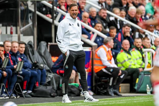 Premier League Newcastle United v Manchester United, ManU Jason Tindell, assistant coach of Newcastle United gives the team instructions during the Premier League match Newcastle United vs Manchester United at St. James s Park, Newcastle, United Kingdom, 13th April 2025 (Photo by Mark Cosgrove News Images) Newcastle St. James s Park Tyne and Wear United Kingdom Copyright: xMarkxCosgrove NewsxImagesx