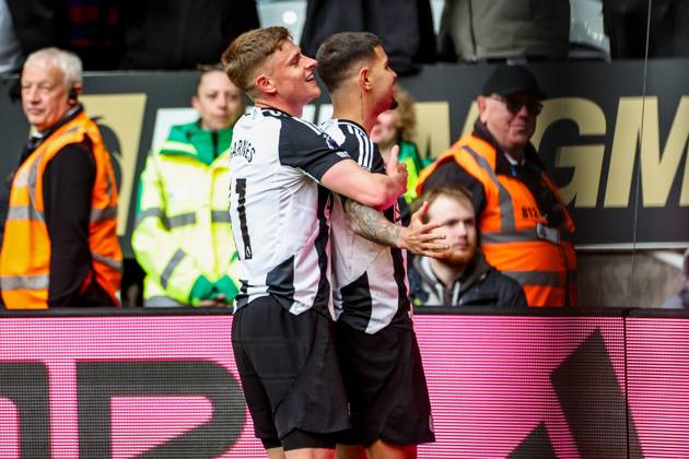 Premier League Newcastle United v Manchester United, ManU Bruno Guimaraes of Newcastle United celebrates his goal with teammates to make it 4-1 during the Premier League match Newcastle United vs Manchester United at St. James s Park, Newcastle, United Kingdom, 13th April 2025 (Photo by Mark Cosgrove News Images) Newcastle St. James s Park Tyne and Wear United Kingdom Copyright: xMarkxCosgrove NewsxImagesx