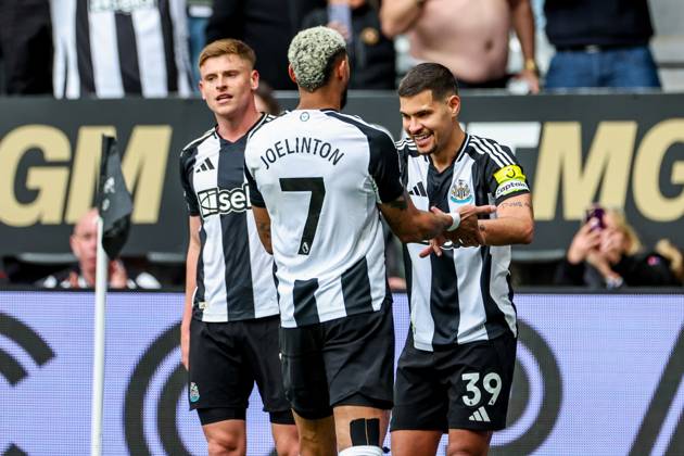Premier League Newcastle United v Manchester United, ManU Bruno Guimaraes of Newcastle United celebrates his goal with teammates to make it 4-1 during the Premier League match Newcastle United vs Manchester United at St. James s Park, Newcastle, United Kingdom, 13th April 2025 (Photo by Mark Cosgrove News Images) Newcastle St. James s Park Tyne and Wear United Kingdom Copyright: xMarkxCosgrove NewsxImagesx