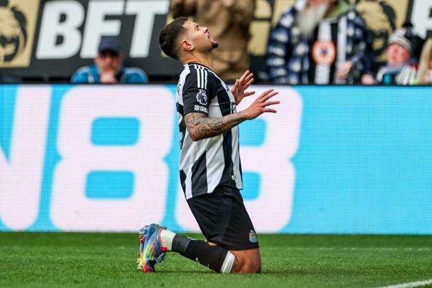 Premier League Newcastle United v Manchester United, ManU Bruno Guimaraes of Newcastle United celebrates his goal with teammates to make it 4-1 during the Premier League match Newcastle United vs Manchester United at St. James s Park, Newcastle, United Kingdom, 13th April 2025 (Photo by Mark Cosgrove News Images) Newcastle St. James s Park Tyne and Wear United Kingdom Copyright: xMarkxCosgrove NewsxImagesx