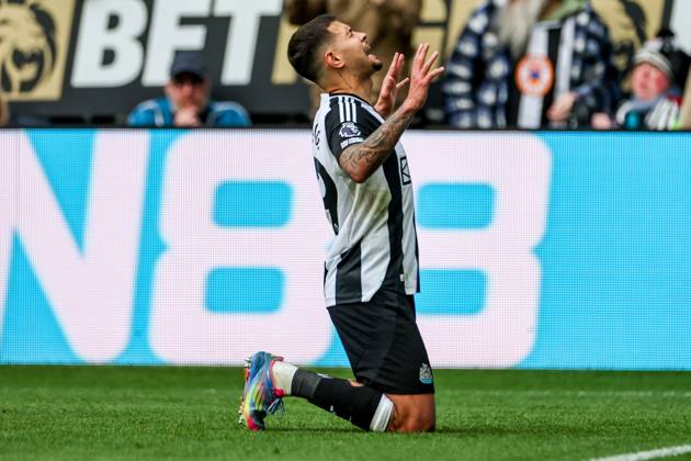 Premier League Newcastle United v Manchester United, ManU Bruno Guimaraes of Newcastle United celebrates his goal with teammates to make it 4-1 during the Premier League match Newcastle United vs Manchester United at St. James s Park, Newcastle, United Kingdom, 13th April 2025 (Photo by Mark Cosgrove News Images) Newcastle St. James s Park Tyne and Wear United Kingdom Copyright: xMarkxCosgrove NewsxImagesx