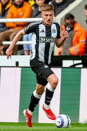 Premier League Newcastle United v Manchester United, ManU Harvey Barnes of Newcastle United runs with the ball during the Premier League match Newcastle United vs Manchester United at St. James s Park, Newcastle, United Kingdom, 13th April 2025 (Photo by Mark Cosgrove News Images) Newcastle St. James s Park Tyne and Wear United Kingdom Copyright: xMarkxCosgrove NewsxImagesx
