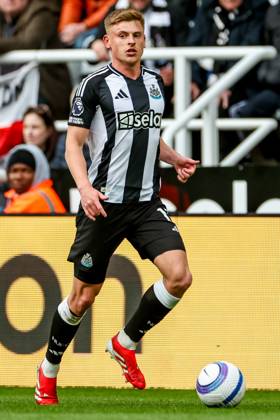 Premier League Newcastle United v Manchester United, ManU Harvey Barnes of Newcastle United runs with the ball during the Premier League match Newcastle United vs Manchester United at St. James s Park, Newcastle, United Kingdom, 13th April 2025 (Photo by Mark Cosgrove News Images) Newcastle St. James s Park Tyne and Wear United Kingdom Copyright: xMarkxCosgrove NewsxImagesx