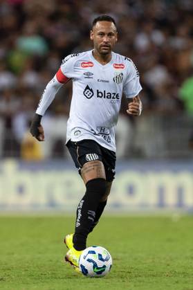 April 13, 2025, Rio de Janeiro, Rio de Janeiro, BRA: RIO DE JANEIRO, BRAZIL - APRIL 13: NEYMAR JR of Santos controls the ball during the match between Fluminense and Santos as part of Brasileirao 2025 at Maracana Stadium on April 13, 2025 in Rio de Janeiro, Brazil. Rio de Janeiro BRA - ZUMAc227 20250413_zsp_c227_051 Copyright: xRuanoxCarneirox