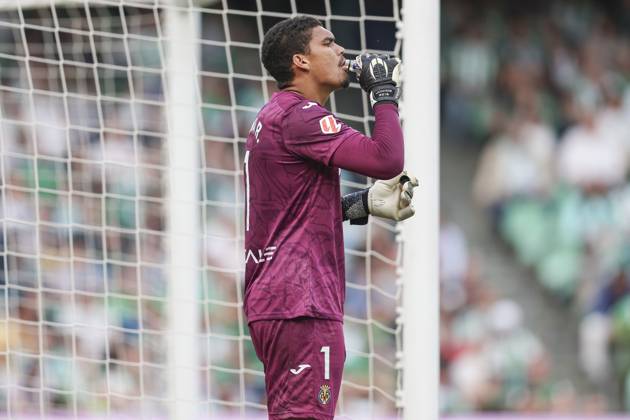 ESP: Real Betis - Villarreal CF. La Liga EA Sports. Date 31 Luiz Junior of Villarreal CF during the La Liga EA Sports, date 31 between Real Betis and Villarreal CF played at Benito Villamarin Stadium on April 13, 2024 in Sevilla, Spain. kpng Copyright: xPressinphotox AP_250413_BET_VIL_151