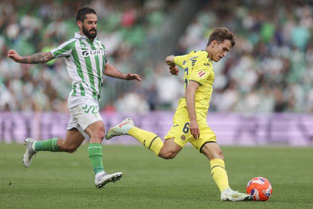 ESP: Real Betis - Villarreal CF. La Liga EA Sports. Date 31 Denis Suarez of Villarreal CF and Isco Alarcon of Real Betis during the La Liga EA Sports, date 31 between Real Betis and Villarreal CF played at Benito Villamarin Stadium on April 13, 2024 in Sevilla, Spain. kpng Copyright: xPressinphotox AP_250413_BET_VIL_153