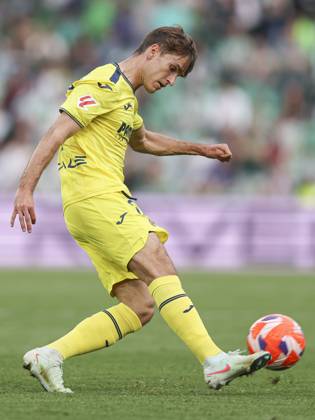 ESP: Real Betis - Villarreal CF. La Liga EA Sports. Date 31 Denis Suarez of Villarreal CF during the La Liga EA Sports, date 31 between Real Betis and Villarreal CF played at Benito Villamarin Stadium on April 13, 2024 in Sevilla, Spain. kpng Copyright: xPressinphotox AP_250413_BET_VIL_154