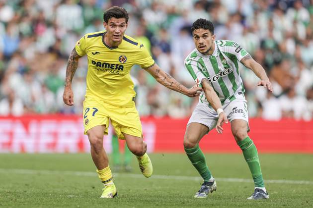 ESP: Real Betis - Villarreal CF. La Liga EA Sports. Date 31 Arnau Sola of Villarreal CF and Marc Bartra of Real Betis during the La Liga EA Sports, date 31 between Real Betis and Villarreal CF played at Benito Villamarin Stadium on April 13, 2024 in Sevilla, Spain. kpng Copyright: xPressinphotox AP_250413_BET_VIL_156