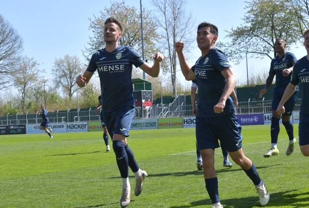 12 04 2025, GER, Soccer, Regionalliga West, Season 2024 2025, Matchday 29, Häcker Wiehenstadion, Rödinghausen SC Rödinghausen FC Gütersloh 1 4 Goal Cheering FC Gütersloh Goal scorer Patrik Twardzik and Sandro Reyes all FC Gütersloh, v L , action, single picture, cross, facial expression, gesture, cheer, cheer, joy, rejoice