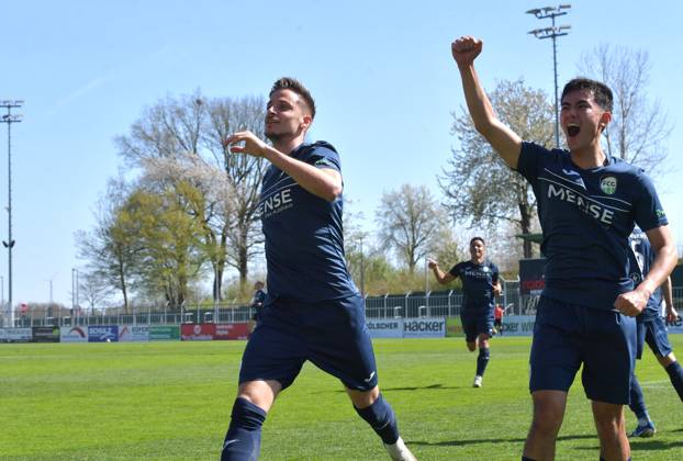 12 04 2025, GER, Soccer, Regionalliga West, Season 2024 2025, Matchday 29, Häcker Wiehenstadion, Rödinghausen SC Rödinghausen FC Gütersloh 1 4 Goal Cheering FC Gütersloh Goal scorer Patrik Twardzik and Sandro Reyes all FC Gütersloh, v L , action, single picture, cross, facial expression, gesture, cheer, cheer, joy, rejoice