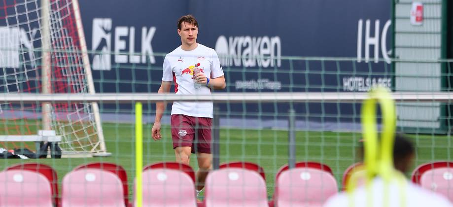 RB Leipzig Training Bundesliga Leipzig, 15 04 2025, RBL Training Center, Fußball Bundesliga , RB LEIPZIG Training , In the picture Willi Orban 4, RB Leipzig on the side field , For editorial use only Only editorial use , Picture Point