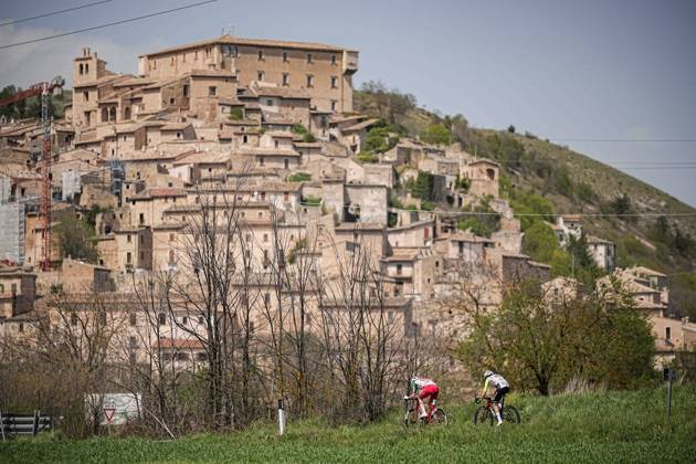 The pack rides during the Giro d™Abruzzo, stage from Tocco da Casauria to Penne (138 km) - Abruzzo - Wednesday, April 16, 2025. - cycling .  Copyright: xMarcoxAlpozzi LaPressex