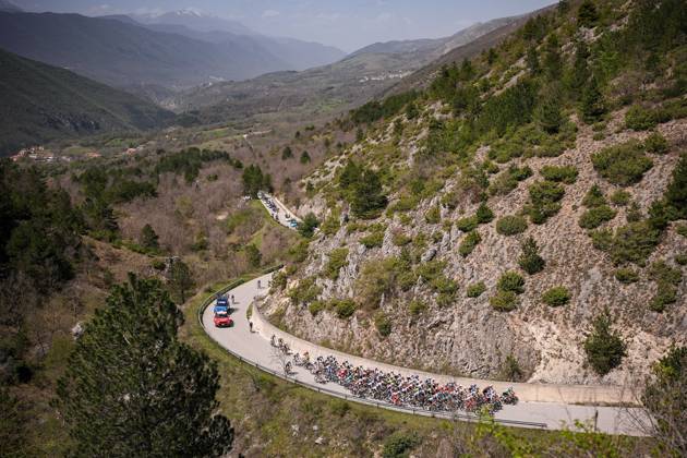 The pack rides during the Giro d™Abruzzo, stage from Tocco da Casauria to Penne (138 km) - Abruzzo - Wednesday, April 16, 2025. - cycling .  Copyright: xMarcoxAlpozzi LaPressex