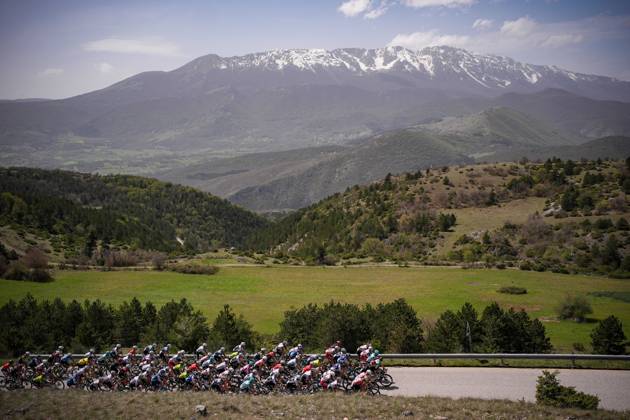 The pack rides during the Giro d™Abruzzo, stage from Tocco da Casauria to Penne (138 km) - Abruzzo - Wednesday, April 16, 2025. - cycling .  Copyright: xMarcoxAlpozzi LaPressex