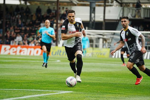 April 18, 2025, Faro, Portugal - Liga Portugal Betclic, Round 30, SC Farense v Boavista FC, 9 Tomane of SC Farense in action during the football match between SC Farense and Boavista FC Copyright: xNunoxPiresxVelosox