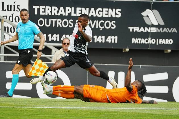 April 18, 2025, Faro, Portugal - Liga Portugal Betclic, Round 30, SC Farense v Boavista FC, 28 Pastor of SC Farense in action during the football match between SC Farense and Boavista FC Copyright: xNunoxPiresxVelosox