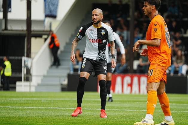April 18, 2025, Faro, Portugal - Liga Portugal Betclic, Round 30, SC Farense v Boavista FC, 6 Angelo Neto of SC Farense in action during the football match between SC Farense and Boavista FC Copyright: xNunoxPiresxVelosox